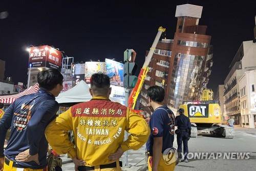 기울어진 건물 바라보는 대만 구조대원들 (화롄 AP=연합뉴스) 3일 대만 동부 지역에서 발생한 규모 7.4 강진의 영향으로 심하게 기울어진 화롄 시내 건물을 구조대원들이 쳐다보고 있다. 이번 지진으로 최소 9명이 숨지고 800여명이 부상한 것으로 알려졌다. 2024.04.04
