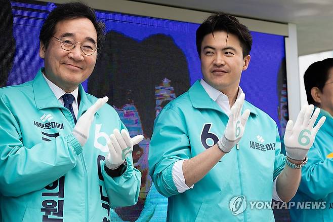 유세하는 이낙연 (광주=연합뉴스) 4·10 총선 공식 선거운동 첫 주말인 30일 오전 광주 광산을에 출마한 새로운미래 이낙연 후보(왼쪽)가 오영환 총괄 선대위원장과 함께 광주송정역 앞에서 유세차량에 올라 지지를 호소하고 있다. 2024.3.30 [새로운미래 제공. 재판매 및 DB 금지] areum@yna.co.kr