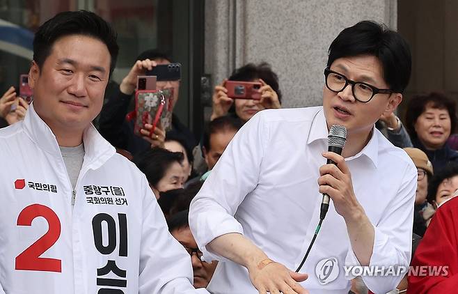중랑구에 간 한동훈 위원장 (서울=연합뉴스) 한상균 기자 = 국민의힘 한동훈 비상대책위원장이 4일 중랑구 망우동에서 이승환 후보 지원유세를 하고 있다. 2024.4.4 xyz@yna.co.kr