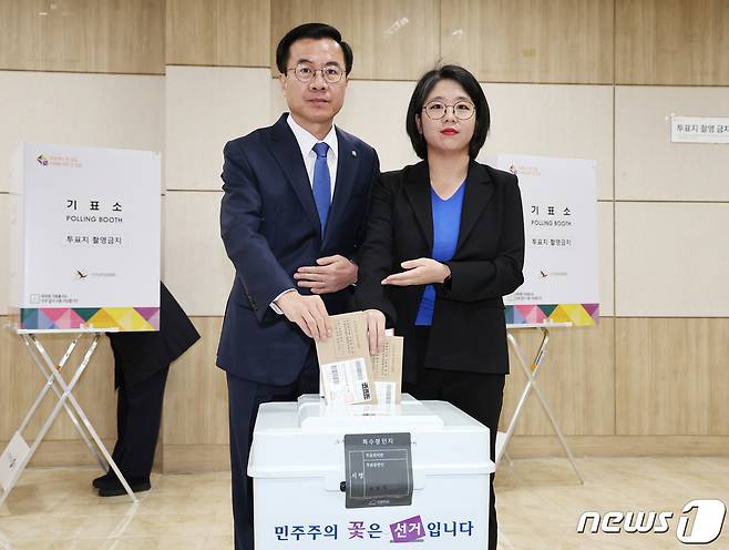 더불어민주연합 윤영덕, 용혜인 상임선대위원장이 제22대 국회의원선거 사전투표일인 5일 오전 대전 중구 대전평생교육진흥원에 마련된 사전투표소에서 투표를 하고 있다. 2024.4.5/뉴스1 ⓒ News1 구윤성 기자