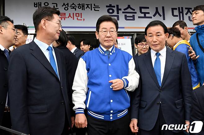 이재명 더불어민주당 대표가 제22대 국회의원 선거 사전투표일인 5일 대전 중구 대전평생교육진흥원에 마련된 사전투표소에서 투표를 마친 후 이동하고 있다. (공동취재) 2024.4.5/뉴스1 ⓒ News1 구윤성 기자