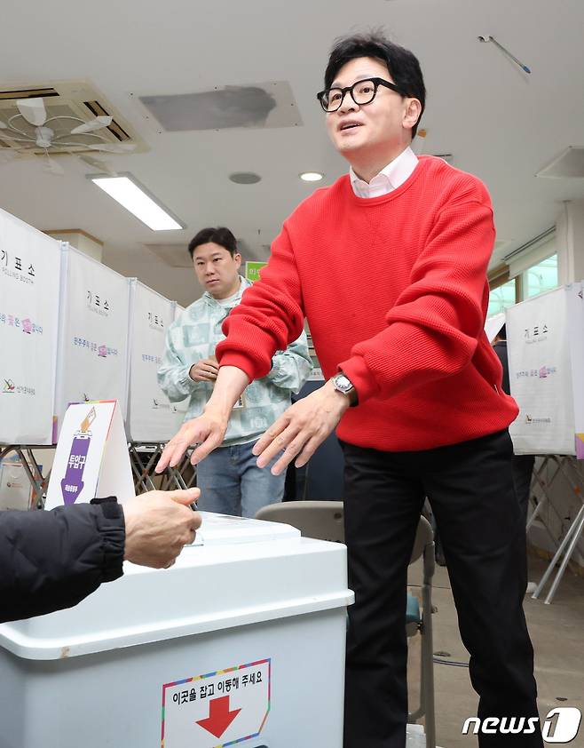 제22대 국회의원 선거 사전투표 첫날인 5일 오전 한동훈 국민의힘 총괄선거대책위원장이 서울 서대문구 신촌동 주민센터 투표소에서 사전투표를 하고 있다. (공동취재) 2024.4.5/뉴스1 ⓒ News1 임세영 기자