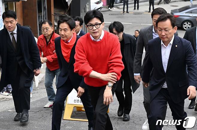 한동훈 국민의힘 총괄선거대책위원장이 제22대 국회의원 선거 사전투표 첫날인 5일 오전 서울 서대문구 신촌동 사전투표소로 향하고 있다. (공동취재) 2024.4.5/뉴스1 ⓒ News1 임세영 기자
