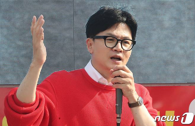 한동훈 국민의힘 총괄선거대책위원장이 제22대 국회의원선거(총선) 사전투표일인 5일 오후 서울 양천구 목동깨비시장 앞에서 열린 ‘국민의힘으로 양천살리기' 지원유세에서 구자룡 양천갑 후보의 지지를 호소하고 있다. 2024.4.5/뉴스1 ⓒ News1 임세영 기자