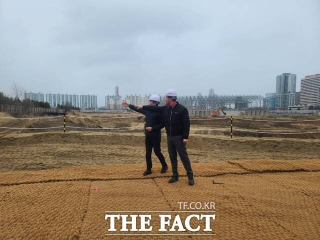 오세훈 서울시장이 민선 8기 세번째 조직개편에서 서울대개조와 인구변화에 방점을 찍었다. 2월 5일 오전 오세훈 시장(오른쪽)이 용산국제업무지구가 들어설 부지에서 개발계획을 설명하고 있다. /장혜승 기자