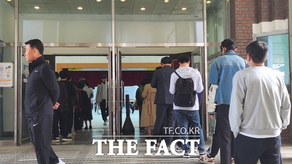 4·10 총선 사전투표가 시작된 5일 대전 유성구 어은중학교에 설치된 사전투표소에 투표에 참여하기 위한 시민들이 길게 줄을 서고 있다. / 정예준 기자