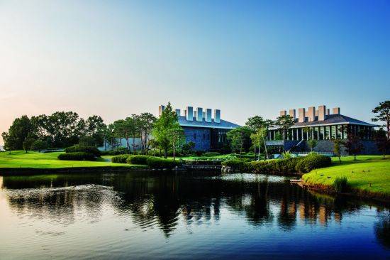 레이크우드CC 클럽하우스에선 유럽풍의 야외전경을 즐길 수 있다.