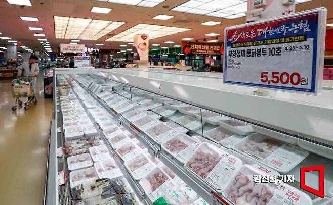 5일 서울 서초구 하나로마트 양재점에서 정부의 농축산물 가격안정 정책 일환으로 닭고기를 할인 판매 하고 있다. 사진=강진형 기자aymsdream@