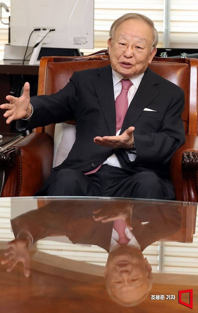아시아경제와 인터뷰 하고 있는 손경식 한국경영자총협회 회장. 사진=조용준 기자 jun21@