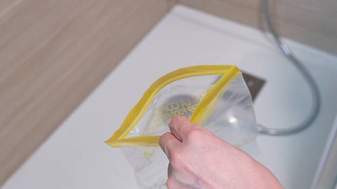 지퍼백으로 샤워기 청소하기