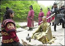 KBS 드라마 '태조 왕건'이 묘사한 궁예 최후의 장면. 궁예(김영철·가운데)가 왕건(최수종)과 술잔을 나눈 직후, 측근 은부(박상조)의 칼을 받고 있다.