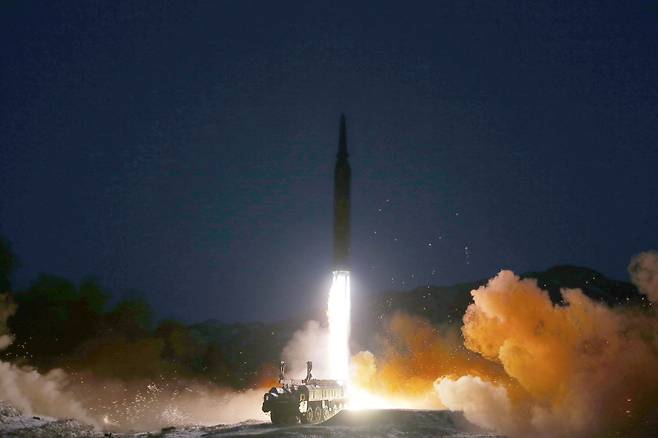 북한이 지난 1월 11일 시험 발사한 극초음속 미사일 .김정은 당 총비서도 현장을 참관했다./노동신문 뉴스1