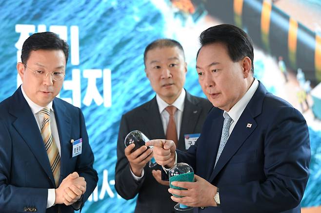 윤석열(오른쪽) 대통령이 지난해 8월 2일 전북 군산새만금컨벤션센터(GSCO)에서 열린 새만금 이차전지 투자협약식에서 전구체에 대한 설명을 듣고 있다./대통령실 제공