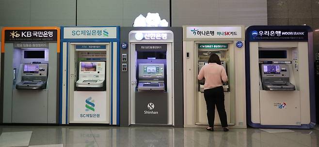서울 시내 한 건물에 설치된 은행의 현금인출기. /뉴스1