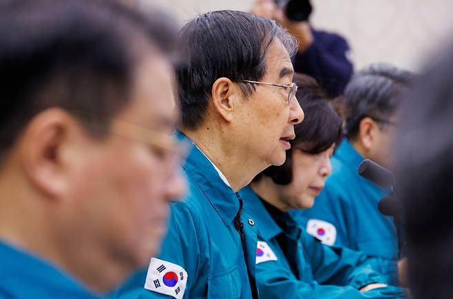 한덕수 국무총리가 5일 오후 서울 종로구 정부서울청사에서 열린 의사 집단행동 대응 중앙재난안전대책본부 회의에 참석해 전날 윤석열 대통령과 박단 대한전공의협의회(대전협) 비상대책위원회 위원장과의 만남에 대한 정부의 입장을 설명하고 있다. /연합뉴스