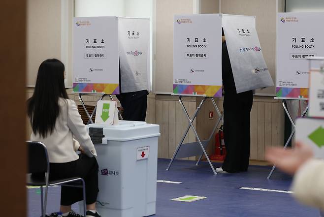제22대 국회의원 선거 사전투표 첫날인 5일 서울 행당2동주민센터에 마련된 사전투표소를 찾은 유권자들이 소중한 한 표를 행사하고 있다./뉴스1