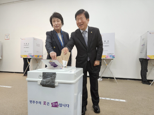 박병석 전 국회의장과 부인이 5일 오전 8시 30분쯤 대전시청에 마련된 둔산1동 사전투표소에서 투표를 마치고 기념촬영을 하고 있다. 김소연 기자.