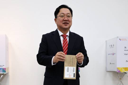 제22대 총선 사전투표일이 시작된 5일 오전 대전시 서구 둔산동 대전시청에 마련된 사전투표장에서 이장우 대전시장이 투표하고 있다. 김영태 기자.