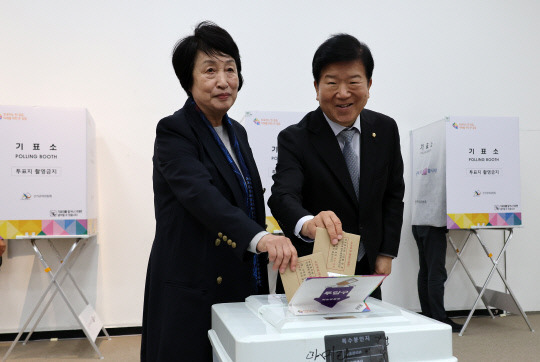 제22대 총선 사전투표일이 시작된 5일 오전 대전시 서구 둔산동 대전시청에 마련된 사전투표장에서 박병석 전 국회의장과 부인 한명희 씨가 투표하고 있다. 김영태 기자.