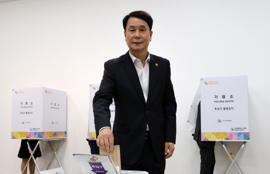 제22대 총선 사전투표일이 시작된 5일 오전 대전시 서구 둔산동 대전시청에 마련된 사전투표장에서 이상래 대전시의회 의장이 투표하고 있다. 김영태 기자.