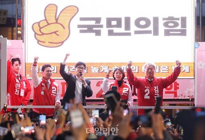 박정훈 국민의힘 송파갑 후보, 한동훈 비대위원장, 배현진 국민의힘 송파을 후보, 김근식 송파병 국민의힘 국회의원 후보가 3월 31일 오후 서울 송파구 석촌호수 서호에서 진행된 송파 합동 유세에서 지지를 호소하고 있다. ⓒ데일리안 방규현 기자