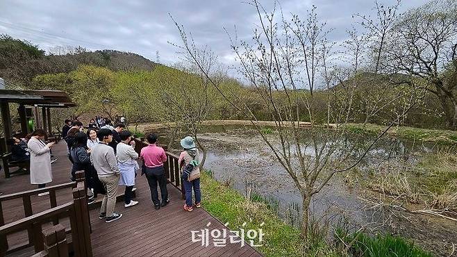 운곡습지를 둘러보는 취재진 모습. ⓒ데일리안 장정욱 기자