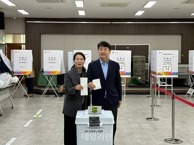 22대 총선 사전투표 첫날인 5일, '충남 정치 1번지' 천안갑 지역구에 출마하는 문진석 더불어민주당 후보가 부인과 함께 청룡동 행정복지센터에 마련된 사전투표소를 찾아 주권을 행사했다. ⓒ데일리안 강현태 기자