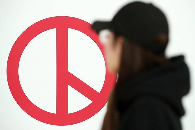 제22대 총선 사전투표일을 하루 앞둔 4일 인천공항에 마련된 사전투표소 앞을 이용객이 지나고 있다. 2024.4.4.뉴스1