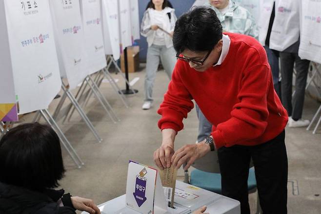 4·10 총선 사전투표 첫날인 5일 한동훈 국민의힘 총괄선거대책위원장이 서울 서대문구 신촌동주민센터에서 사전투표를 하고 있다. 사진=박범준 기자