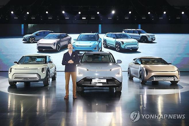 지난해 10월 '기아 EV 데이' 행사에서 카림 하비브 기아글로벌디자인센터장이 차량 디자인을 설명하고 있다. 전시된 차량은 왼쪽부터 EV3 콘셉트, EV5, EV4 콘셉트. 연합뉴스