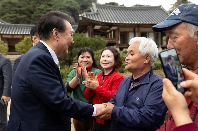 윤석열 대통령이 지난 2일 충남 논산 노성면 명재고택을 방문해 시민들과 인사하고 있다. (사진=대통령실 제공) /사진=뉴시스화상