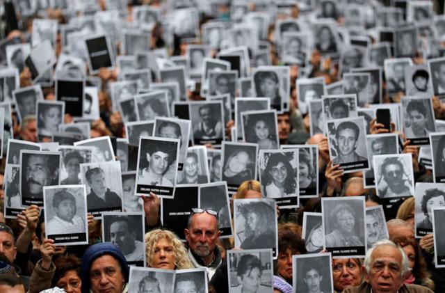 아르헨티나 국민들이 지난 2018년 7월 부에노스아이레스에서 1994년 7월 발생한 아르헨티나-유대인 친선협회(AMIA) 건물 폭탄 테러 24주년 추모 행사를 열고 있다. 부에노스아이레스=로이터 연합뉴스
