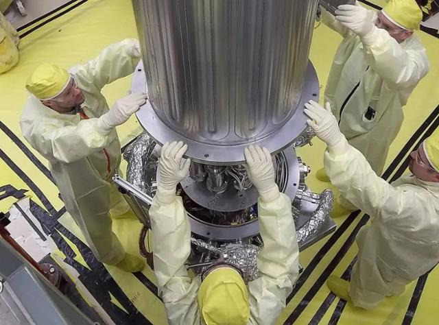 미국 항공우주국(NASA·나사)의 과학자들이 기술 시연을 위해 만든 우주용 원자로 '킬로파워'를 살펴보고 있다. 나사 제공