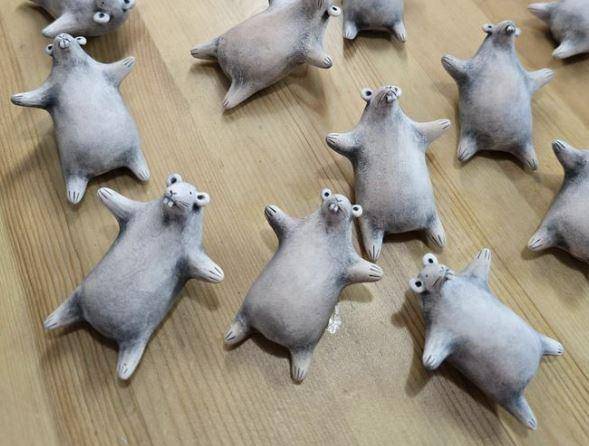 2024 서울국제불교박람회에서 판매 중인 토우 '자빠진 쥐'. 제작자 인스타그램 @towoorang 캡처