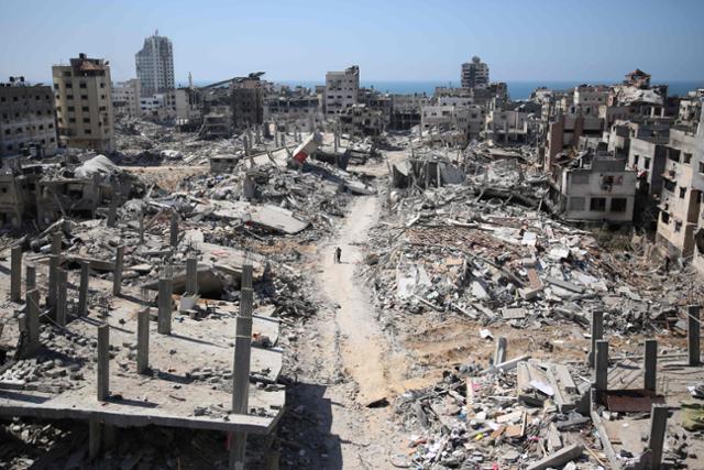이스라엘군의 공격으로 완전히 파괴된 가자지구 북부 가자시티의 알시파병원 주변 모습. AFP 연합뉴스