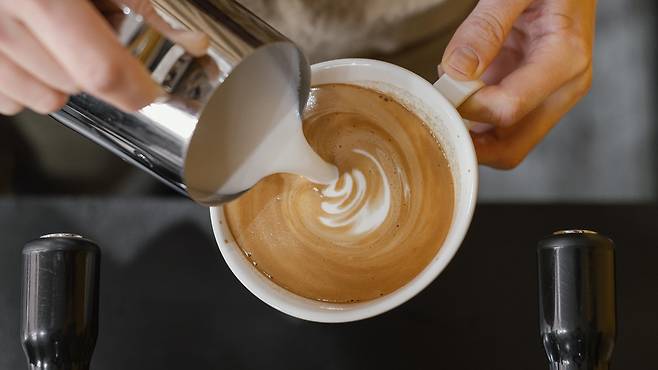카페인 함량은 로스팅 방식, 커피 추출 시간에 따라 달라진다./사진=클립아트코리아