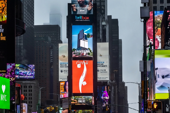 삼성전자가 미국 뉴욕 타임스스퀘어에서 '비스포크 AI 패밀리허브' 냉장고 영상으로 옥외광고를 선보이고 있다. [사진=삼성전자]