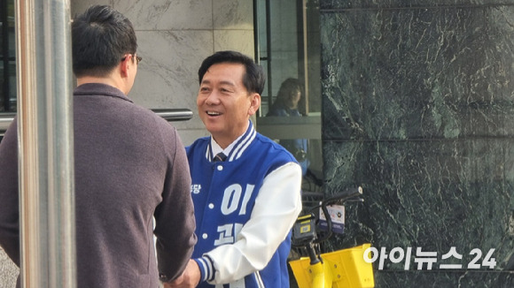 이광재 경기 성남 분당갑 더불어민주당 후보가 4일 분당 AK플라자 앞에서 시민을 만나 인사하고 있다. [사진=박정민 기자]