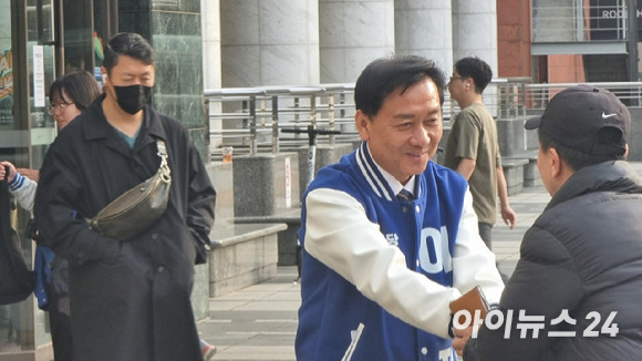 이광재 더불어민주당 경기 성남 분당갑 후보가 4일 분당 AK플라자 앞에서 출근길 시민들과 인사하고 있다. [사진=박정민 기자]