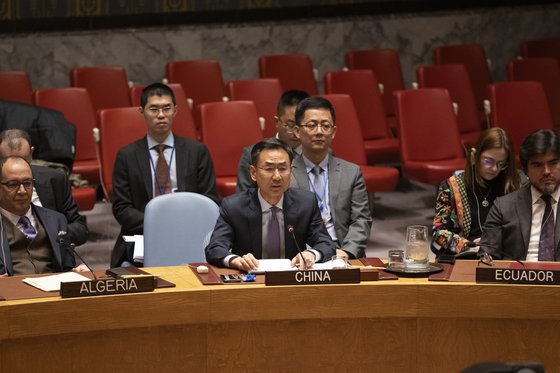 지난달 28일 겅솽 유엔 주재 중국 대표부 부대사가 미국 뉴욕에서 열린 안전보장이사회 회의에서 발언하고 있다. 신화=연합뉴스