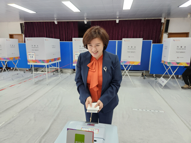 ▲ 이영랑 개혁신당 후보는 5일 오전 10시 강릉초교에서 사전투표를 마쳤다.