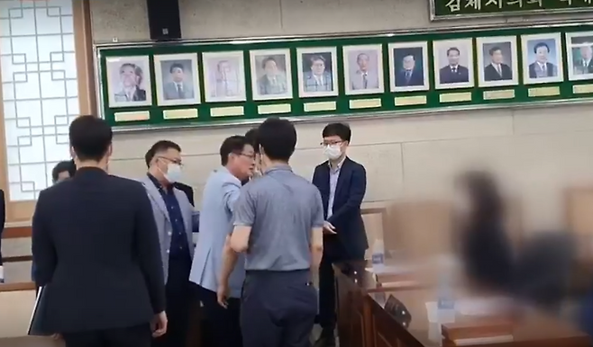 4년 전 ‘불륜 스캔들’을 두고 김제시의회 본회의장서 벌어진 소란 장면