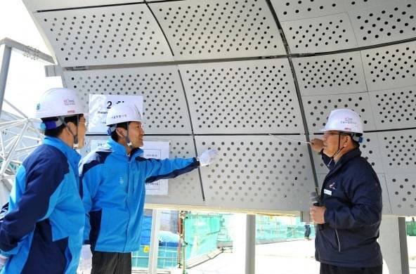 DDP는 4만5000여장의 패널의 곡률이 모두 달라 공사 과정에서 난항이 많았다. 비용이 많이 든 주요 원인이기도 했다. 2011년 DDP 공사 현장을 방문한 오세훈 시장(왼쪽 두 번째). /서울시 제공