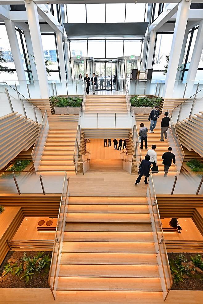 커넥트윈의 대형 계단을 통해 지하와 지상을 연결해 이동의 효율성을 높였다. 사진=서범세 기자