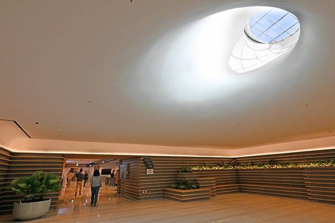 자연광이 조명처럼 내려앉는 ‘틴들’ 아래 광장은 임직원을 위한 다양한 이벤트 공간으로 활용될 예정이다. 사진=서범세 기자