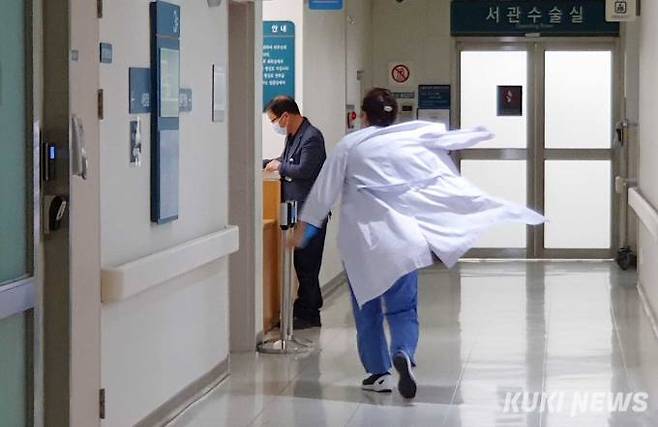 전공의들이 떠난 의료현장을 남은 의료진이 지키고 있다. 교수 상당수는 여전히 병원에 남아 진료를 이어가고 있다. 사진=곽경근 대기자
