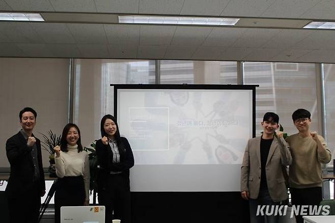 지난달 31일 청년 정치 간담회에 참석한 청년 패널. 왼쪽부터 서동휘, 한재원, 정혜윤, 김찬혁, 남권율 청년 패널. 사진=안겸비 대학알리 기자 