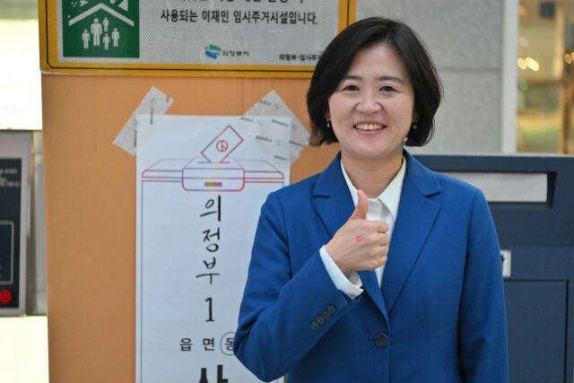 더불어민주당 박지혜 후보가 제22대 국회의원 선거 사전투표를 한 뒤 기념촬영하고 있다. 박 후보 캠프 제공