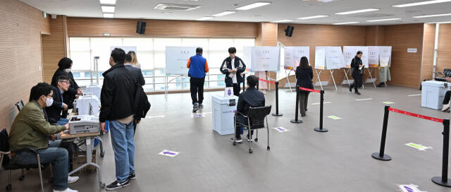 제22대 국회의원선거 사전투표일인 5일 오전 10시께, 인천지역 사전투표소에서 유권자들이 투표를 하고 있다. 조병석기자