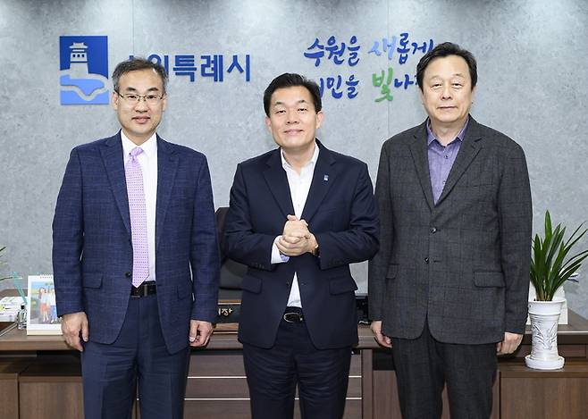 이재준 수원시장(가운데)이 4일 시청 집무실에서 오태환 KSEA 차기회장(왼쪽), 이주연 아주대학교 산업공학과 교수(오른쪽)와 면담 후 기념사진을 촬영하고 있다.[수원시 제공]